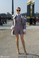 组图：张雨绮吴佩慈巴黎竞艳 知性装休闲随意