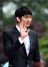 组图：2AM任瑟雍亮相百想红毯西装帅气领结俏皮