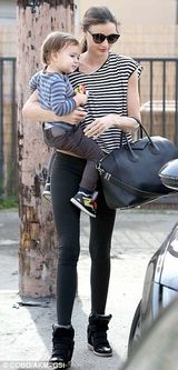 组图：米兰达抱子亲子装现身 小帅哥开心举玩具