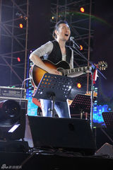 组图：满江亮相长城艺术节 歌曲引全场合唱