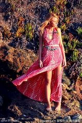 组图：莱弗利海滩漫步清凉秀美腿 蝴蝶纹身性感曝光