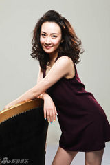 组图：尹媗曝光最新写真 时尚长裙改走熟女路线 