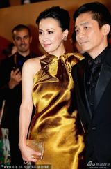 组图：梁朝伟夫妇戛纳走红毯 刘嘉玲金裙气场足