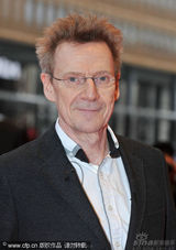 幻灯图集：电影《一家人》首映 导演佩妮莱蓝裙亮眼