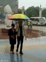 组图：白冰挺大肚回西安待产 老公丁一全程陪护