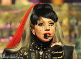 组图：Lady Gaga顶头冠变华丽妖姬 和猛男湿身热舞