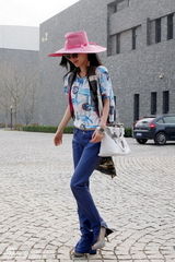 组图：霍思燕早春街拍粉帽清透轻松自在