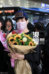 组图：李宇春夺EMA大奖返京 口罩遮面粉丝送花