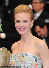 组图：妮可基德曼戛纳红毯碎花裙复古别致