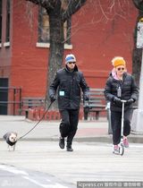 组图：休-杰克曼夫妇送女儿上学伊娃与老妈比赛