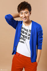 组图：高梓淇时尚写真混搭撞色尽显潮男风范