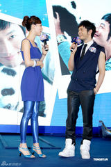 幻灯图：黄晓明参加活动谈恋情 与绯闻女友各执一词