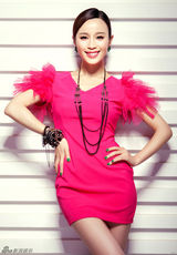 组图：石小群以“红”祝“红” 新写真光荣绽放