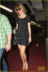 组图：泰勒短发新造型甜美 圆点连衣裙秀大长腿