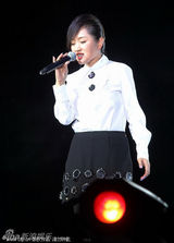 组图：杨钰莹干练造型献唱 笑谈:别抢人家饭碗