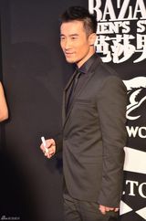 组图：奇道黑西装酷帅亮相芭莎男士盛典