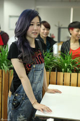 组图：张靓颖快闪入侵新浪 入职一天客串主编