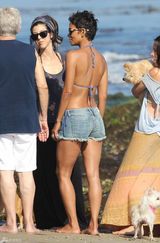 组图：哈利贝瑞身穿蓝色比基尼开心度假