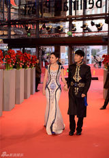 组图：郭晓冬携夫人亮相 东方韵味点燃西方热情