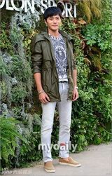 组图：张东健朴信惠等韩国艺人出席服装发布会