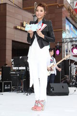 组图：A-Lin签唱会人气爆棚 自曝爱情事业两得意