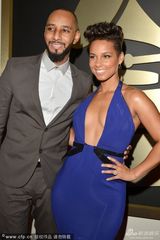 组图：艾莉西亚-凯斯深V开胸大秀火辣身材