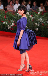 组图：《庸才》首映 堂富美蓝裙可爱臀部似鸡尾