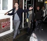 组图：西耶娜-米勒与裘德-洛旧情复燃 一同看戏