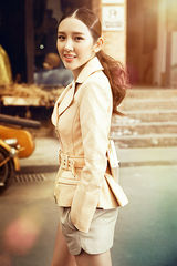 唐艺昕早春街拍大秀美腿 人气新宠时髦换装