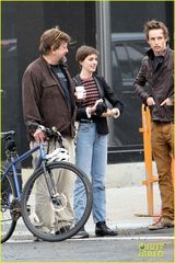 组图：安妮海瑟薇蜜月后现身机场 紧贴老公秀恩爱