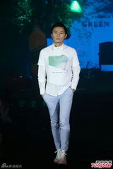 组图：吴建豪柯有伦代言走秀主打摇滚风