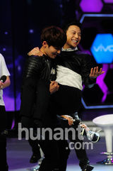 组图：银赫晟敏大本营互掐 圭贤何炅玩公主抱