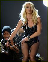 组图：布兰妮蕾哈娜撕抱枕狂欢 台上热吻抢尽风头