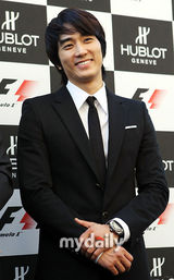 组图：宋承宪为名表站台全程微笑 绅士魅力帅气无敌