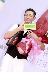 组图：刘德华签售摆造型逗小歌迷 坦言曾打美白针