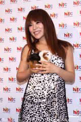 组图：丁当将发新专辑 被恐怖箱吓到尖叫