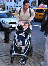 高清组图：杰西卡-阿尔芭街拍 披肩毛衣配长裙