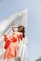 组图：张静初迪拜塔街拍  沐浴阳光展现慵懒女人味