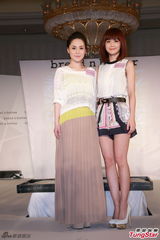 组图：阿娇(钟欣桐)长裙优雅 蔡卓妍清凉秀美腿