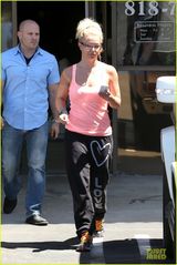 组图：布兰妮宽松运动装似教师 尴尬露内衣吊带