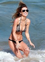 组图：性感宝贝三点式海边度假 戏水抖奶心情佳