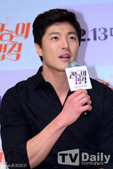 组图：严正花宣传《官能的法则》畅谈婚恋话题