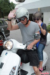 组图：谢天华带香槟道贺 医院探陈小春爱子