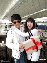 幻灯组图：Chita获新人奖对瓶狂吹 曹格送大礼祝贺