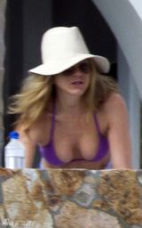 高清组图：安妮斯顿海滩过感恩节 穿比基尼不慎凸点