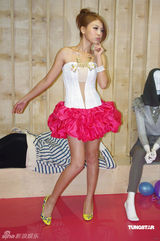 幻灯：卓文萱个唱造型曝光 秀香肩化身摇滚女战士