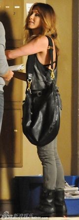 组图： 安妮斯顿女神LOOK再现 露内衣肩带性感