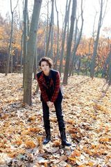 组图：歌手大山随性写真曝光 落叶展冬日气氛