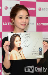 组图：韩星李珉廷出席粉丝签名会典雅高贵