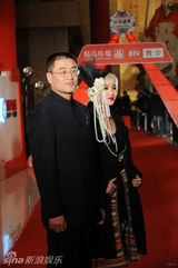 幻灯图：阿朵扮金发新娘性感抢镜 时尚盛典三变装